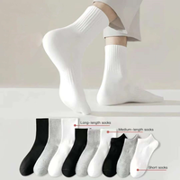 Chaussettes de sport en coton tricoté noir et blanc pour hommes et femmes, idéales pour l'entraînement et les sports d'été, avec caractéristiques anti-transpiration et imprimées, vente en gros.