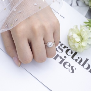 Bague de fiançailles et de mariage en diamant de laboratoire rond VVS2 de 0,5 CT en or blanc 14 carats Messi Jewelry MSR-512 - Product Image 5