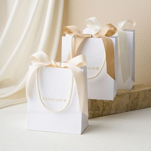 Sacs en papier cadeau blancs personnalisés avec logo PandaSew, avec ruban et poignée en kraft, sac en papier pour le shopping - Product Image 6