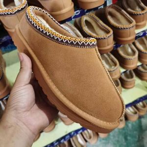Bottes de neige unisexes en fourrure douce et confortable, style pantoufle, avec plateforme, en peau de mouton, pour l'hiver, design tendance, vente en gros - Product Image 4