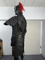 Ensemble d'armure ancienne chinoise à écailles noires, costume de guerrier avec dragon en relief, casque à ailes de phénix, pour homme, en matériaux fonctionnels
