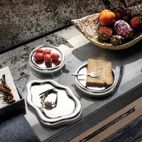 Plateau de rangement et de présentation de bijoux mobile en céramique, avec motif abstrait minimaliste moderne, forme irrégulière, miroir, perles et corde, électroplaqué