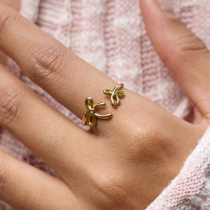 Brazalete con Lazo en Tono Dorado Ajustable, Joyería para Mujer, Regalo, Accesorio de Moda - Product Image 3