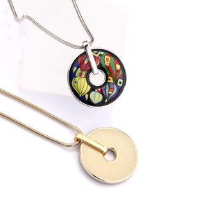 قلادة بوهيمية ملونة قابلة للدوران مع سلسلة ثعبان عتيقة ، بيان راتنج مطبوع قزحي الألوان العرقية ، مجوهرات تجريدية - Product Image 2