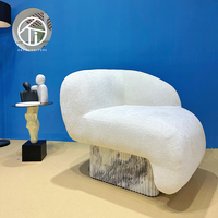 Fauteuil d'appoint de luxe moderne et unique pour hôtel, avec base en marbre naturel et revêtement en tissu, idéal pour salon, bureau à domicile ou espace détente.