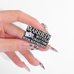 Spille sposi ma ancora collezionano libri fidanzati spilla in smalto per chi ama innamorarsi dei personaggi dei libri - Product Image 1