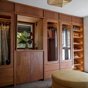 Armoire en bois massif de luxe léger Noyer + Porte en verre Lumière intégrée Minimaliste italien Meubles de chambre à coucher Armoire - Product Image 2