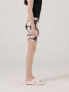 Paquete de 2 pantalones cortos deportivos casuales de cintura alta con estampado floral para mujer, con bolsillos, mezcla elástica y transpirable - Product Image 3