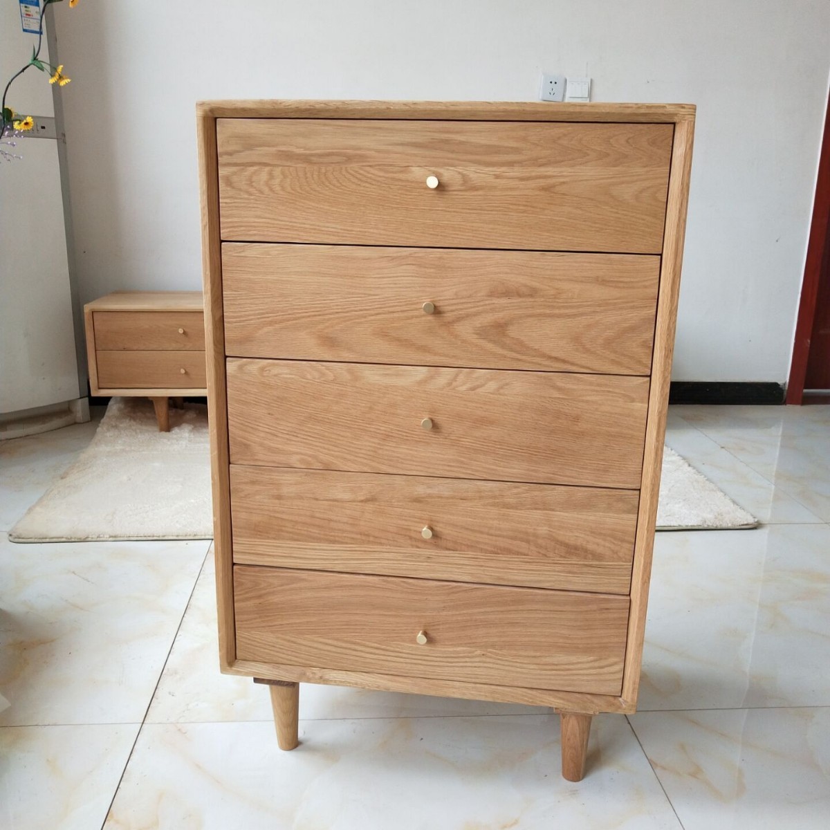Commode à cinq tiroirs couleur bois naturel