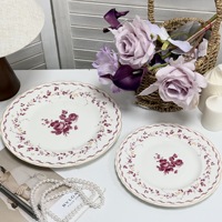 Assiettes en céramique florales roses vintage, assiettes à dîner en porcelaine de luxe à bord doré, plat à salade plissé côtelé pour la décoration de table de mariage