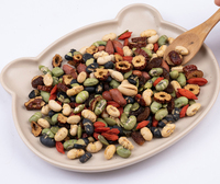 Hoogwaardige geroosterde bonen & gedroogde vruchtenmix, knapperige gezonde snacks met cashewnoten smaak, verpakt in een zak.