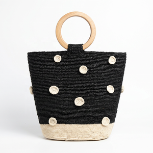 Sac fourre-tout de plage portable en raphia noir avec fermeture éclair, anneau en bois et bandoulière tressée à la main pour l'été, les voyages et l'usage quotidien - Product Image 1