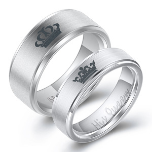 แหวนคู่สแตนเลสสตีลลายมงกุฎ 8 มม. ชุดเครื่องประดับหมั้นสำหรับคู่รัก "Her King His Queen" - Product Image 2