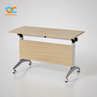 Table de séminaire pliante exécutive avec plateau en grain de bois clair, cadre blanc, roulettes, empilable pour réunions, salles de formation et salles de classe