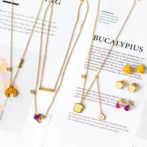 Boucles d'oreilles de haute qualité, modèle C, bijoux créoles, boucles d'oreilles clous plaquées or 18 carats - Product Image 3