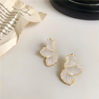 Boucles d'oreilles élégantes et polyvalentes haut de gamme pour femme, clous d'oreilles en forme de pétale, bijoux d'oreille de luxe et de style unique