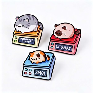 Broche amusante en émail en forme de chat avec balance, badge animal mignon pour revers, cadeau, accessoire de sac à dos, vente en gros de pins métalliques en vrac - Product Image 2