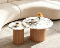 Ensemble de tables basses gigognes rondes en bois massif cannelé avec plateau en faux marbre Calacatta pour salon