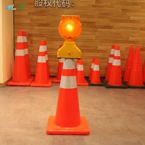 Cône de signalisation routière en PVC rouge monobloc de 700 mm, produit d'avertissement routier à usage courant - Product Image 2