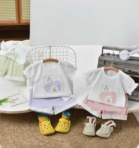 <span class=keywords><strong>เสื้อ</strong></span><span class=keywords><strong>ยืด</strong></span>แขนสั้นเด็กผู้หญิง <span class=keywords><strong>คอ</strong></span>ลเลคชั่นฤดูร้อน 2026 ชุดเซ็ตเด็กและทารก กางเกงขาสั้น สวมใส่สบาย นุ่ม สบายๆ ชุด 2 ชิ้น - Product Image 4