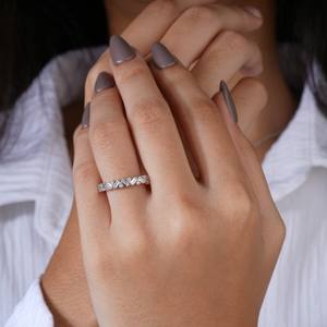 Elegante Anillo de Plata con Cristales Baguette y Corte Redondo para Mujer, Joyería Minimalista para Boda, Aniversario o Compromiso - Product Image 2