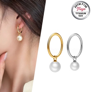 Pendientes colgantes finos de titanio ASTM F136 Freya con perla para perforaciones, joyería para <span class=keywords><strong>piercing</strong></span> corporal, aretes, anillos para la nariz, y piercings para el septum. - Product Image 4