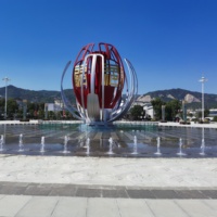 Fontaine sculpturale abstraite en pierre d'extérieur Vincentaa, écologique, durable, personnalisable pour aménagement paysager de parc