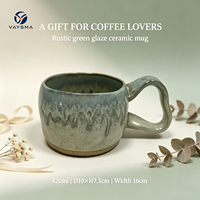 Tasse à thé/café/espresso en céramique artisanale moderne, forme irrégulière, glaçure verte réactive, motif floral