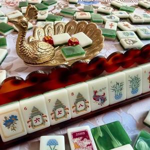 Juego de Fichas de Mahjong Acrílicas Ecológicas Portátiles de Color Verde Esmeralda, Diseño Clásico del Viento del <span class=keywords><strong>Norte</strong></span>, <span class=keywords><strong>Sur</strong></span>, <span class=keywords><strong>Este</strong></span> y <span class=keywords><strong>Oeste</strong></span> - Product Image 1