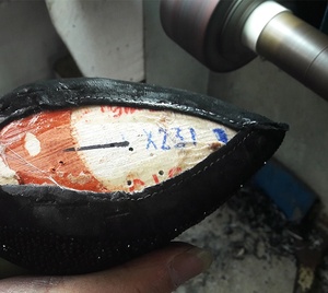 Machine à poncer les chaussures à double tête YT-1050 YUTAI pour le dégrossissage des semelles et l'attache des semelles, idéale pour les usines de chaussures - Product Image 5
