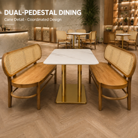 Holzbank-Esstisch-Set mit Stühlen und Tischen für Restaurants, mit Rattan-Rückenlehne, Weißer Marmortisch, Goldener Sockel, Gewerbliche Qualität