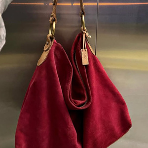 Túi đeo vai nữ du lịch kiểu vintage, chất liệu da PU giả cổ điển, có túi khóa kéo phía trước, kiểu dáng xô, kèm móc khóa pom pom tùy chỉnh - Product Image 5