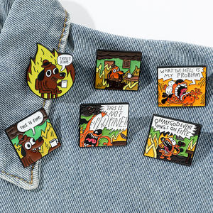 Broche de <span class=keywords><strong>esmalte</strong></span> <span class=keywords><strong>amarillo</strong></span> de moda <span class=keywords><strong>con</strong></span> diseño de perro de dibujos animados de anime y texto 'This Is Fine', <span class=keywords><strong>con</strong></span> motivos de animales y llamas, para bolsos, mochilas y como joyería - Product Image 4