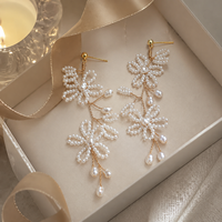 Anting-anting gantung manik-manik bunga mutiara imitasi, elegan, natural, serbaguna, perhiasan telinga yang menawan.