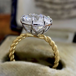 Anello di Fidanzamento Q624 per Donna in Oro Giallo con Diamante Naturale Taglio Brillante Rotondo, Stile Classico, Colore G - Product Image 1