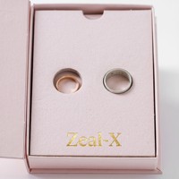 Luxuriöse, individuell gestaltbare, umweltfreundliche, rosafarbene, buchförmige Schmuckschatulle aus magnetischem Hartpapier mit zwei ausgestanzten Einsätzen für Hochzeit und Verlobung