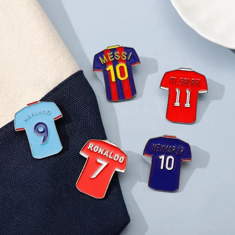Spilla in maglia metallizzata stelle del calcio all'ingrosso Messi C Ronaldo Neymar smalto abbigliamento spilla carta distintivo inclusa