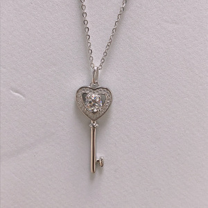 Collana con catena a clavicola del <span class=keywords><strong>palazzo</strong></span> con ciondolo in oro rosa con chiave in oro bianco 18 carati per regalo di natale personalizzato - Product Image 3