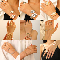 Ensemble de bijoux vintage pour femme, style punk, comprenant un grand bracelet jonc ouvert et des bagues, plaqué or, avec motifs cœur creux, croix et fleur, style statement