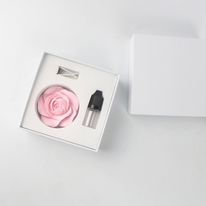 مُخزنة من السيراميك على شكل معطر هواء وردي من البورسلين مشبك تنفيس بنمط صلب ناشر عطر منزلي وردي - Product Image 1