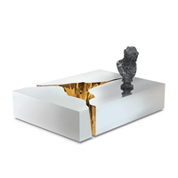Table basse de salon moderne de luxe en acier inoxydable poli, laiton poli et structure en bois pour la maison ou l'hôtel