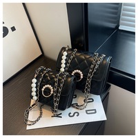 Nuevo bolso inclinado de un solo hombro a la moda para damas Paquete de cadena femenina con pequeño detalle de perla hecho de material de PU