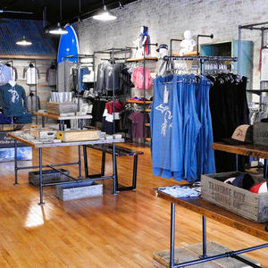 आधुनिक पोर्टेबल औद्योगिक स्टील पाइप रैक प्रणाली कपड़े की दुकान जुड़नार और हाउसवेयर स्टोर कपड़े पहनने के लिए कपड़े रैक - Product Image 6