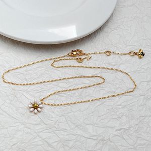 Pendientes de latón de moda con baño de oro de 18 quilates, perlas frescas, diamantes de imitación, flor de margarita esmaltada, abeja pequeña, estilo pastoral Mori para boda - Product Image 1