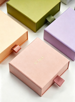 Boîte cadeau en papier personnalisée avec logo, estampage à chaud UV pour bagues, boucles d'oreilles, accessoires de mode, emballage cosmétique avec insert en mousse
