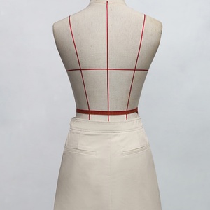 กระโปรงทรงเอแฟชั่นคุณภาพสูงแบบขายส่ง รับผลิตตามแบบ OEM/ODM สีพื้น แต่งกระเป๋าติดกระดุมแถวเดียว - Product Image 3