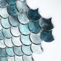 Carrelage artistique moderne personnalisé bleu paon à motifs écailles de poisson, design graphique pour murs intérieurs de villas, salles de bain, cuisines et salons