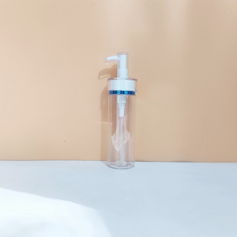 Botella transparente con bomba de borde azul.