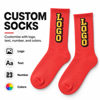 Chaussettes de sport rouges vives personnalisées, jacquard style graffiti à motif irrégulier, texte artistique, logo et couleur personnalisés