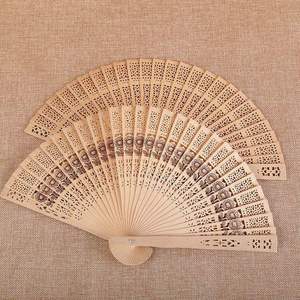 Abanico de Madera Pintado <span class=keywords><strong>a</strong></span> <span class=keywords><strong>Mano</strong></span> con Arte Folclórico, Abanico Plegable Tradicional Chino Tallado con Logotipo Personalizado, Regalo Empresarial - Product Image 1